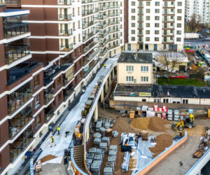 Dom otoczony blokiem przy ul. Bacha 35 w Warszawie