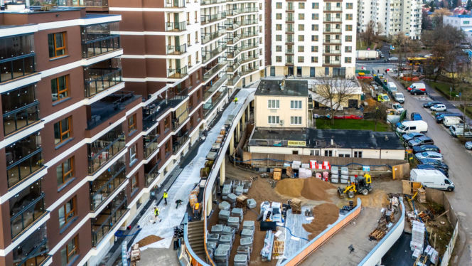 Dom otoczony blokiem przy ul. Bacha 35 w Warszawie