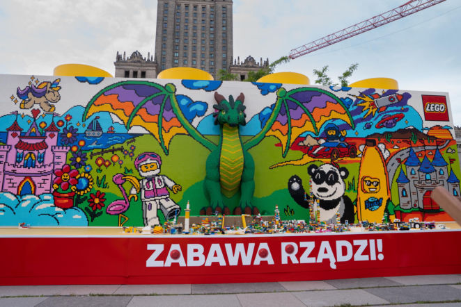 Ogromny mural 3D z klocków LEGO w centrum Warszawy
