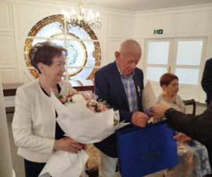 Pamiątkowe medale, legitymacje i kwiaty z okazji 50-lecia pożycia małżeńskiego odebrało w Siedlcach osiem par