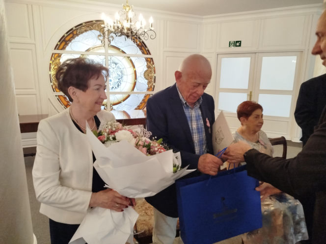Pamiątkowe medale, legitymacje i kwiaty z okazji 50-lecia pożycia małżeńskiego odebrało w Siedlcach osiem par