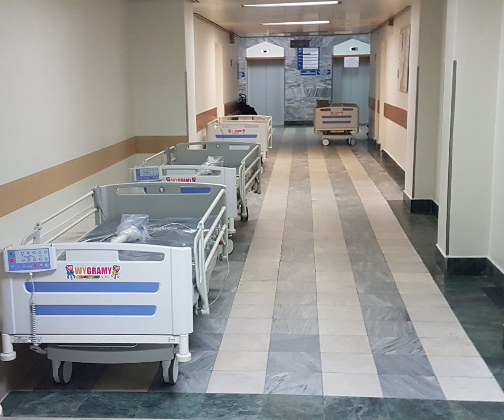 WOŚP kupiła łóżka dla warszawskiego szpitala. Posłużom chorym na COVID-19 [ZDJĘCIA]