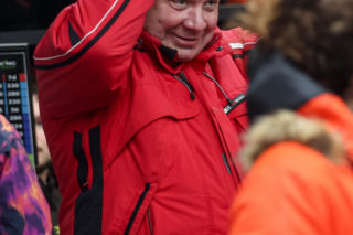 Poseł Wójcik szusuje w kasku