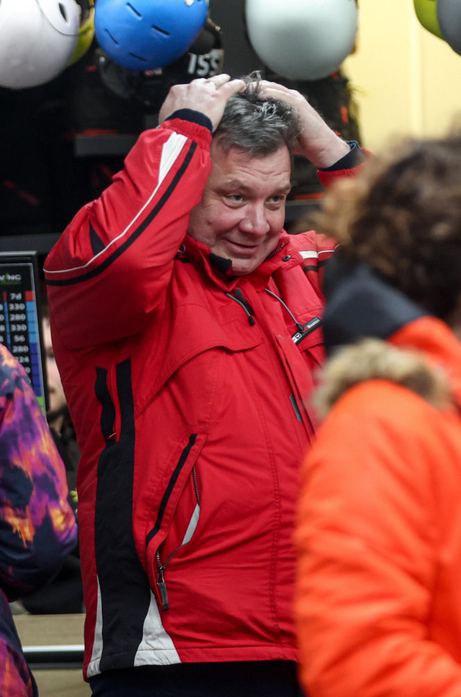 Poseł Wójcik szusuje w kasku