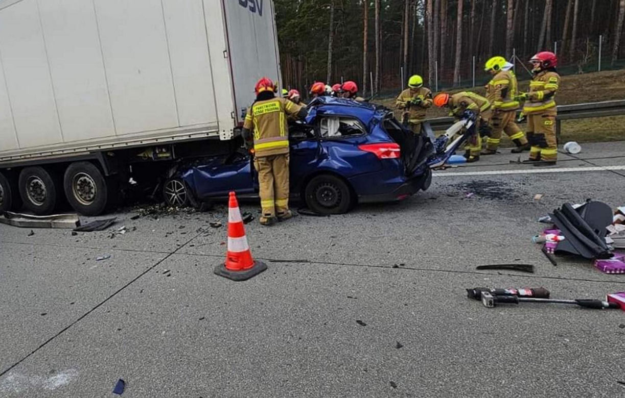 Śmiertelny wypadek na A2 pod Słubicami. 57-latek z forda wjechał pod tira [ZDJĘCIA].