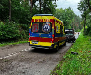 Groźny wypadek na leśnym odcinku drogi. Karetka rozbiła się między Stykowem a Kałkowem
