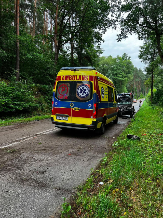 Groźny wypadek na leśnym odcinku drogi. Karetka rozbiła się między Stykowem a Kałkowem