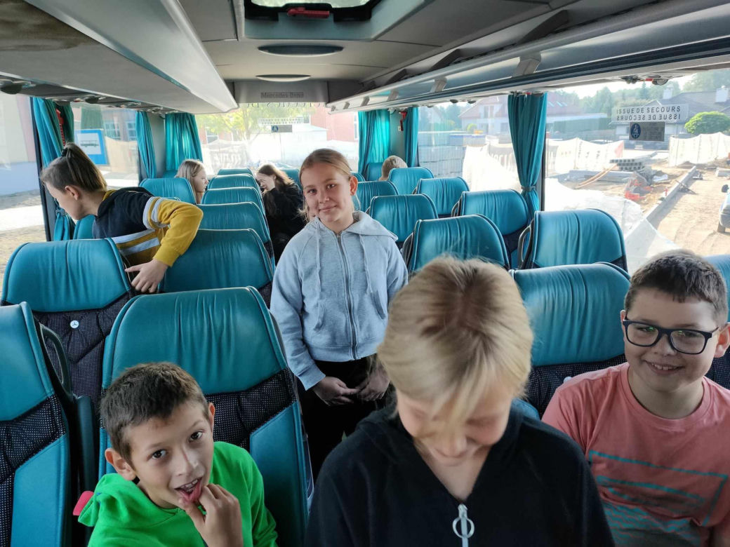 Dzieciaki ze Szkoły Podstawowej w Konarzycach mają nowy kolorowy autobus szkolny. ZDJĘCIA