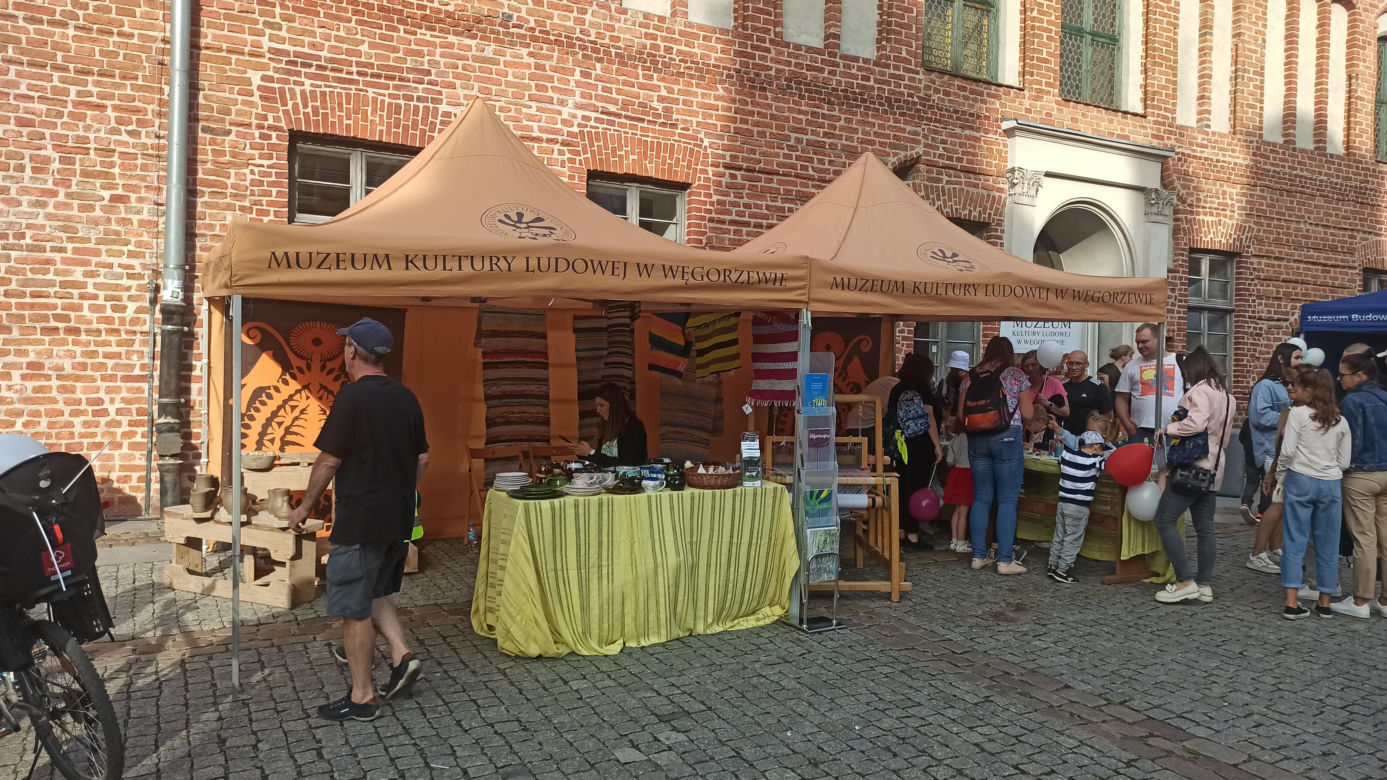 Tłumy na Starym Mieście w Olsztynie. Mieszkańcy świętowali 25-lecie samorządu Warmii i Mazur [ZDJĘCIA]