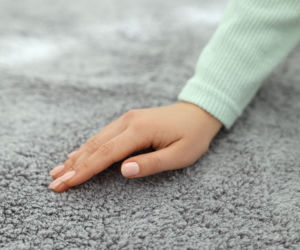 Weź garść i sypnij na oklapłe dywany. Po odkurzeniu będą pachnące i puszyste jak w sklepie. Domowe sposoby na pranie dywanów na sucho