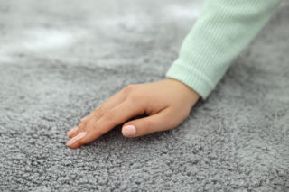 Weź garść i sypnij na oklapłe dywany. Po odkurzeniu będą pachnące i puszyste jak w sklepie. Domowe sposoby na pranie dywanów na sucho