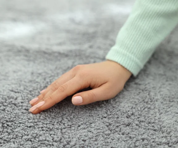 Weź garść i sypnij na oklapłe dywany. Po odkurzeniu będą pachnące i puszyste jak w sklepie. Domowe sposoby na pranie dywanów na sucho