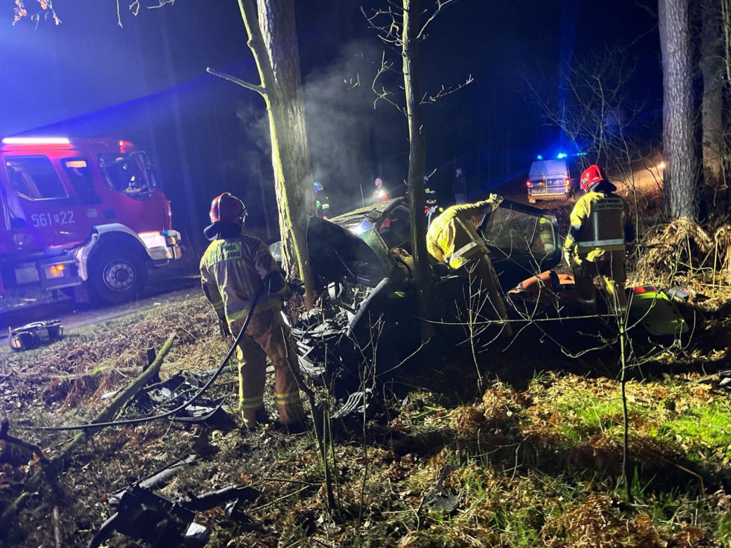 Śmiertelny wypadek pod Pleszewem. Dwóch nastolatków nie żyje. Kierujący volkswagenem nie miał uprawnień