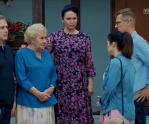 M jak miłość odc. 1541. Barbara (Teresa Lipowska), Marysia (Małgorzata Pieńkowska), Artur Rogowski (Robert Moskwa), Kinga (Katarzyna Cichopek), Piotrek (Marcin Mroczek)