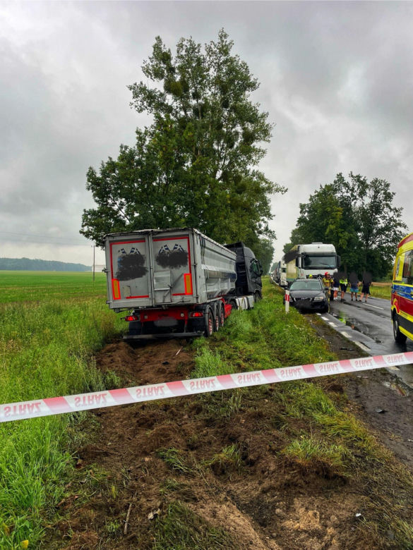 Karambol na DK 24 pod Międzyrzeczem. Zderzenie dwóch osobówek i dwóch ciężarówek