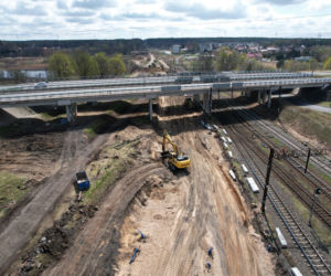 Rail Baltica. Kolej w Ełku zmienia się dla podróżnych! Zobacz postępy prac [ZDJĘCIA]