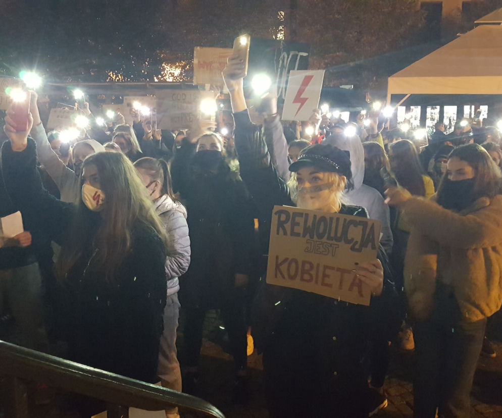  Skandowano, skakano i śpiewano... Kolejny Strajk Kobiet w Lesznie