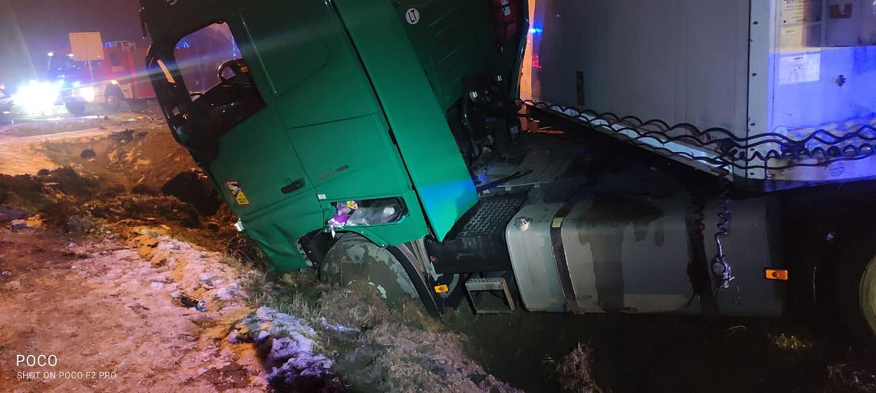 Wypadek pod Legionowem, osobówka zderzyła się z tirem. 3 osoby w szpitalu
