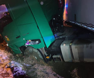 Wypadek pod Legionowem, osobówka zderzyła się z tirem. 3 osoby w szpitalu