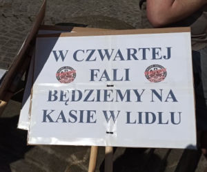 Protest ratowników medycznych w centrum Katowic. Domagają się podwyżek, zablokowali główną ulicę miasta [ZDJĘCIA]