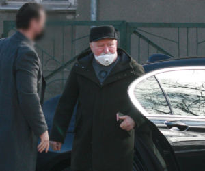 Lech Wałęsa w drodze na mszę