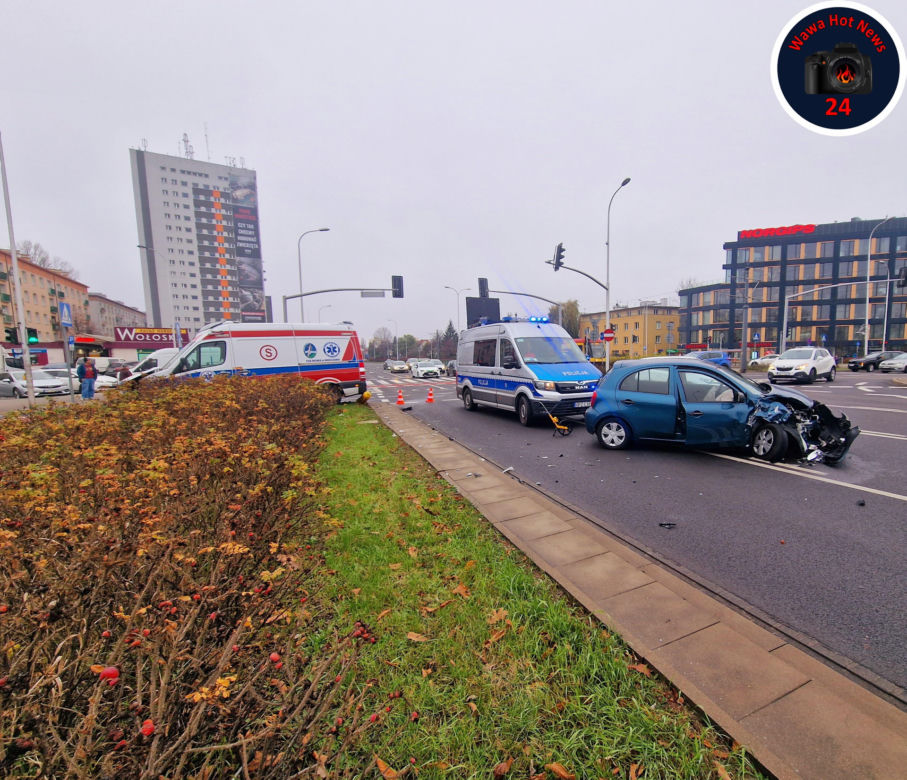 Zderzenie karetki z osobowym nissanem na Mokotowie. Dwie osoby ranne 