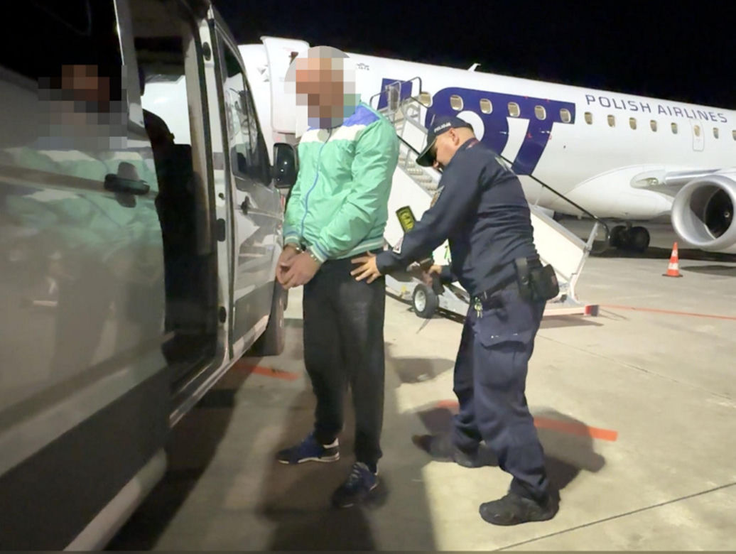 Jeden z podejrzanych o napad na jubilera w Galerii Mokotów przetransportowany do Polski