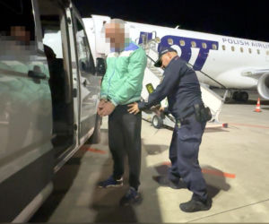 Jeden z podejrzanych o napad na jubilera w Galerii Mokotów przetransportowany do Polski