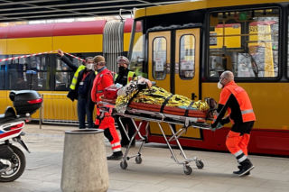 Zderzenie tramwajów w Warszawie. Poważny wypadek na rondzie Starzyńskiego, ranni czekali na karetkę!