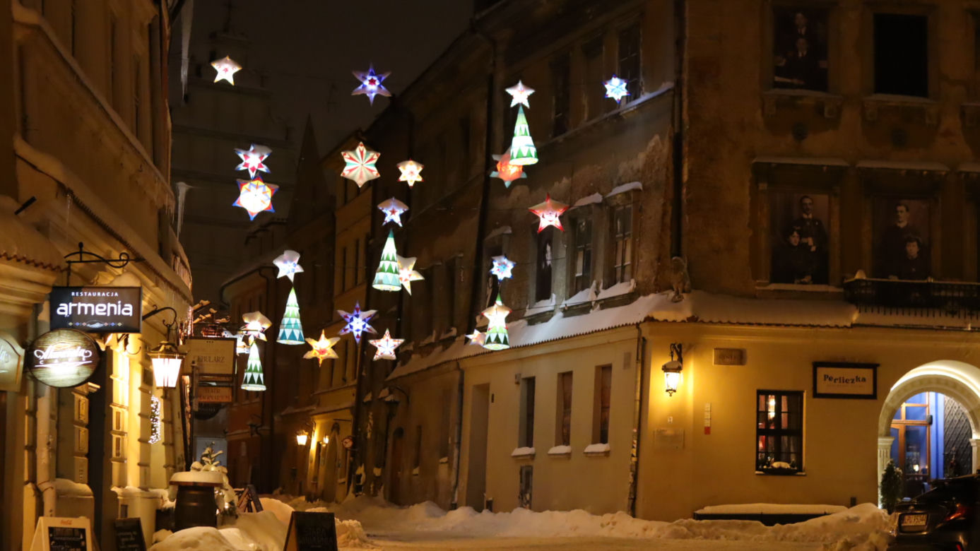 Lublin wieczorową porą. W mieście świąteczne ozdoby i hałdy śniegu. Zobacz zdjęcia!