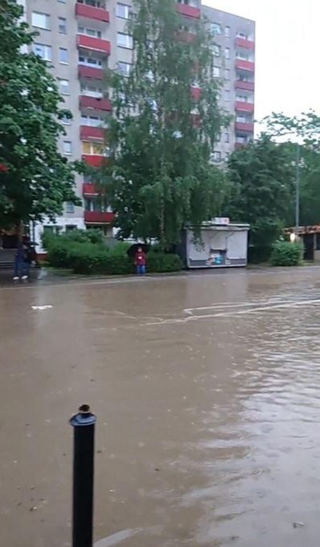 Powódź w Bielsku-Białej. Ulice zamienił się w rzeki. Zalane auta i posesje 