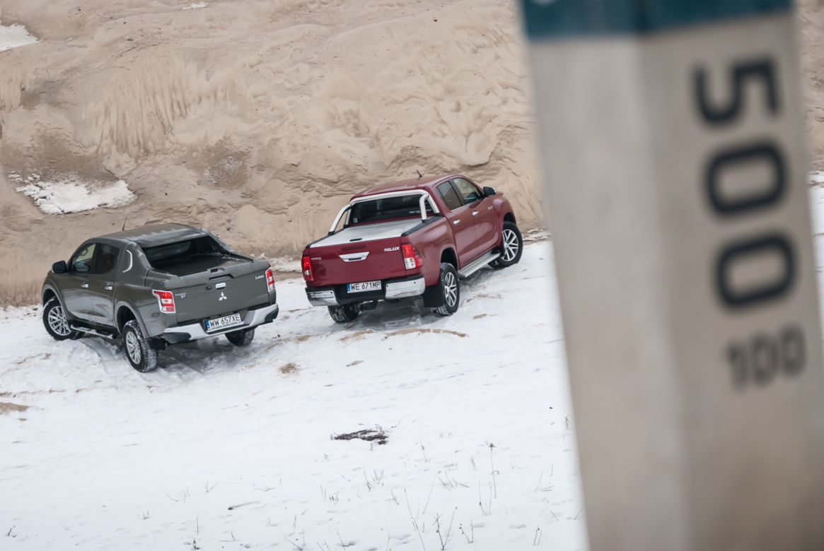 Toyota Hilux SR5 2.4 D-4D Mitsubishi L200 2.4 DID Instyle