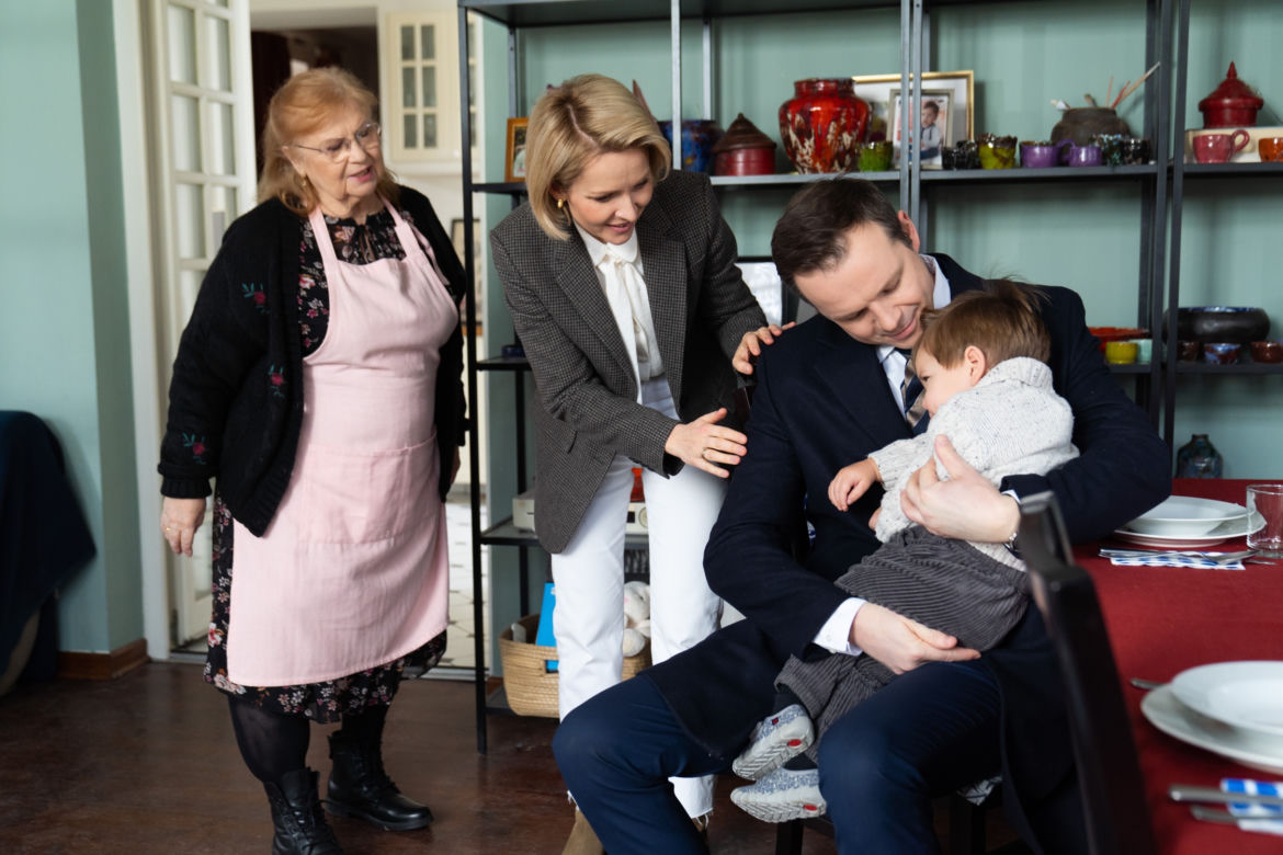 Barwy szczęścia odc. 2656 po wakacjach. Amelia (Stanisława Celińska), Bruno (Lesław Żurek), Bożena (Marieta Żukowska), Tadzio (Józio Trojanowski)