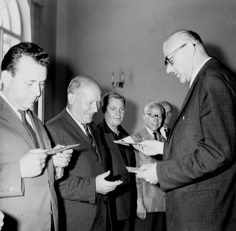 Wręczanie nierozpoznanego dokumentu. Widoczny m.in. prezes Stanisław Sidowski (1. z prawej).