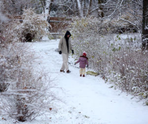 Maciej Pela zabrał córeczki na sanki