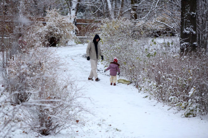 Maciej Pela zabrał córeczki na sanki