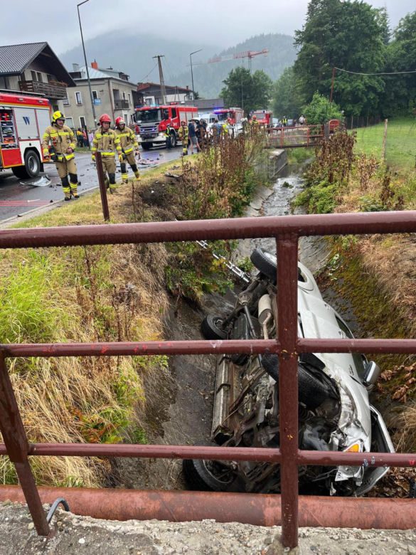 Wypadek w Szczyrku. Samochód wpadł do rzeki