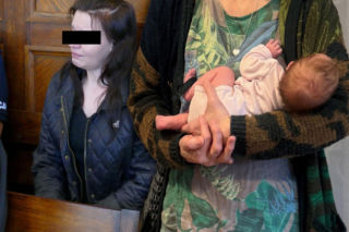Ewelina urodziła córeczkę w krzakach. Dziecko wsadziła do reklamówki i porzuciła na pewną śmierć