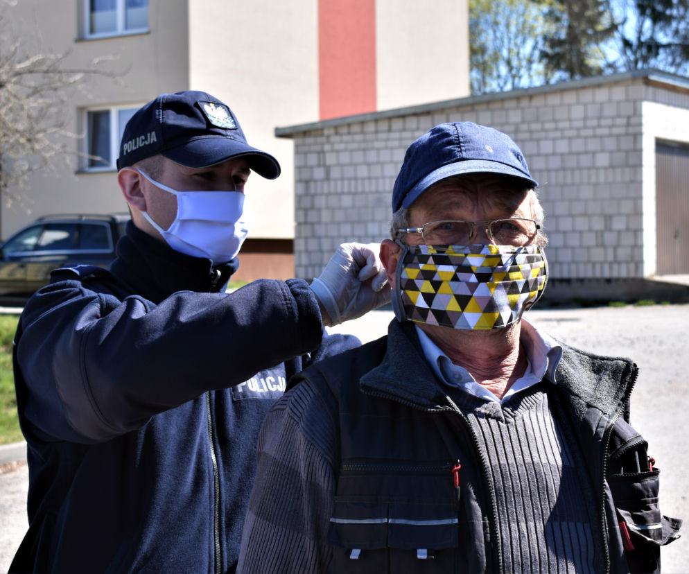 Dzielnicowy rozdawał mieszkańcom Lipska maseczki