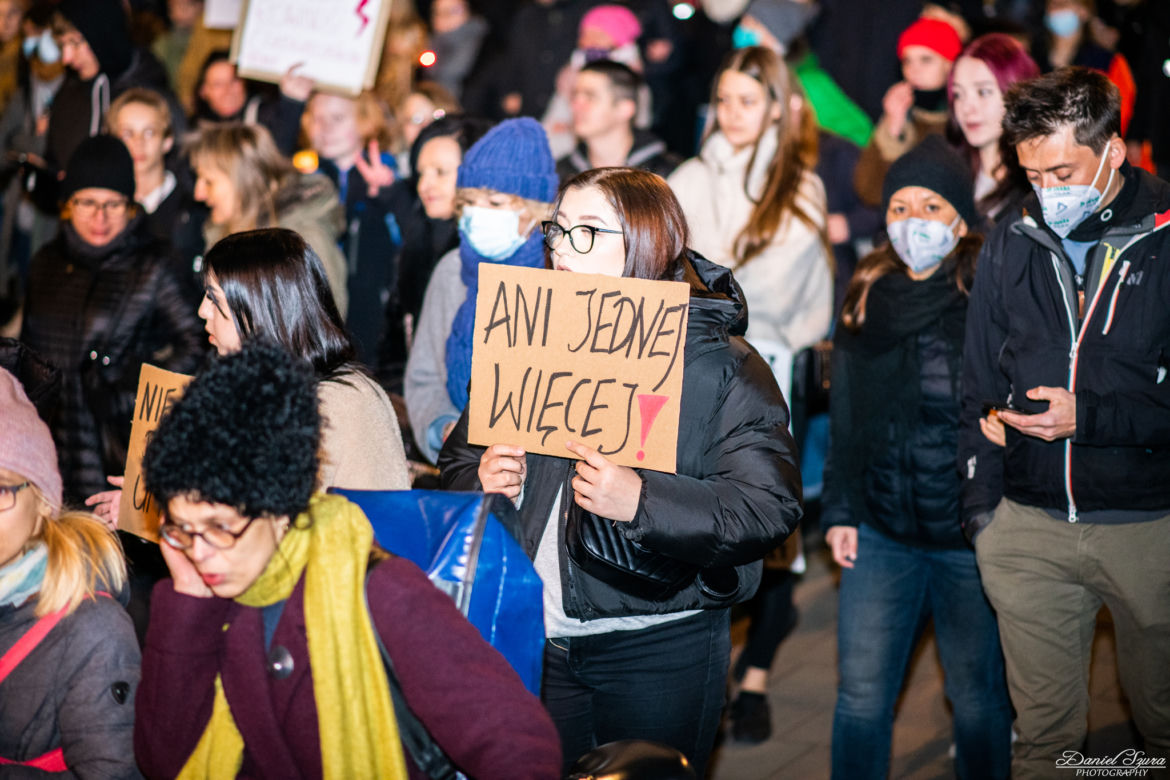 Kraków: "Ani jednej więcej". Protest po śmierci ciężarnej Izabeli z Pszczyny