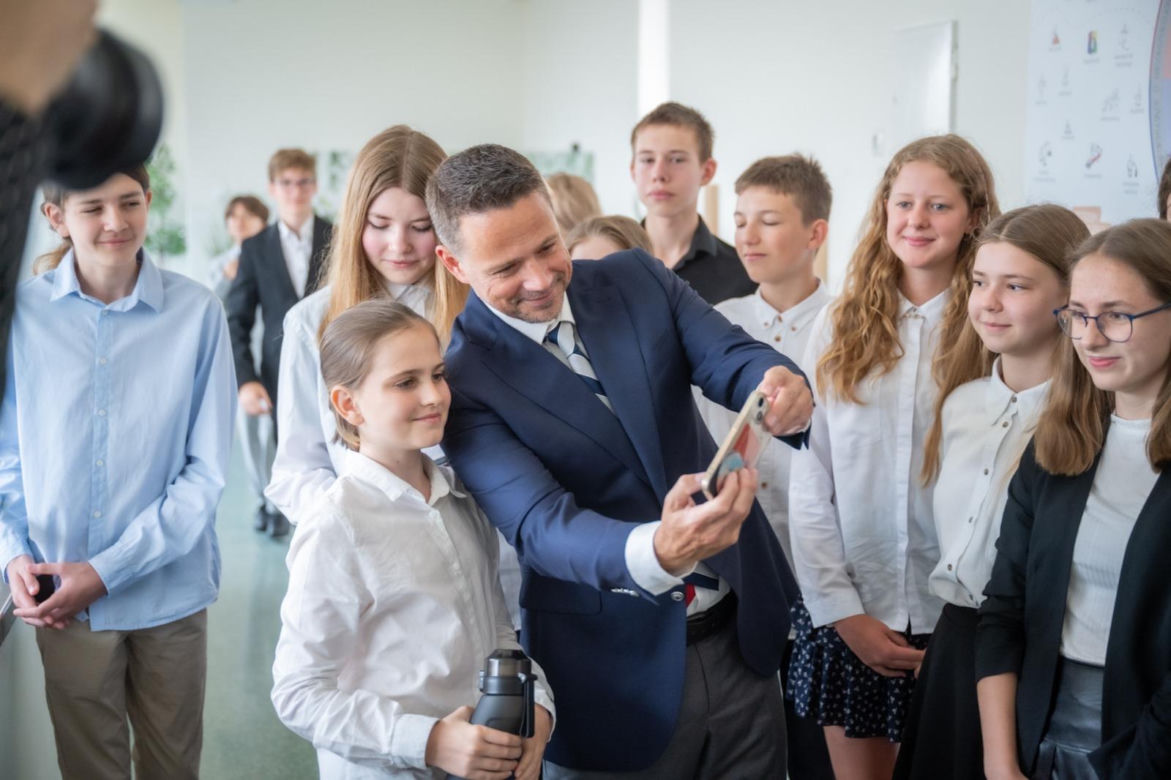 Rewolucja w warszawskich szkołach. Rafał Trzaskowski: "Nowe strefy powstaną w każdej placówce"