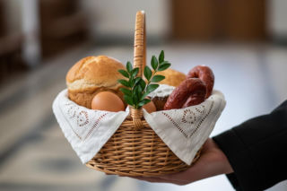 Marta Kaczyńska z synem na święconce. Jaki strój wybrała bratanica Jarosława Kaczyńskiego?