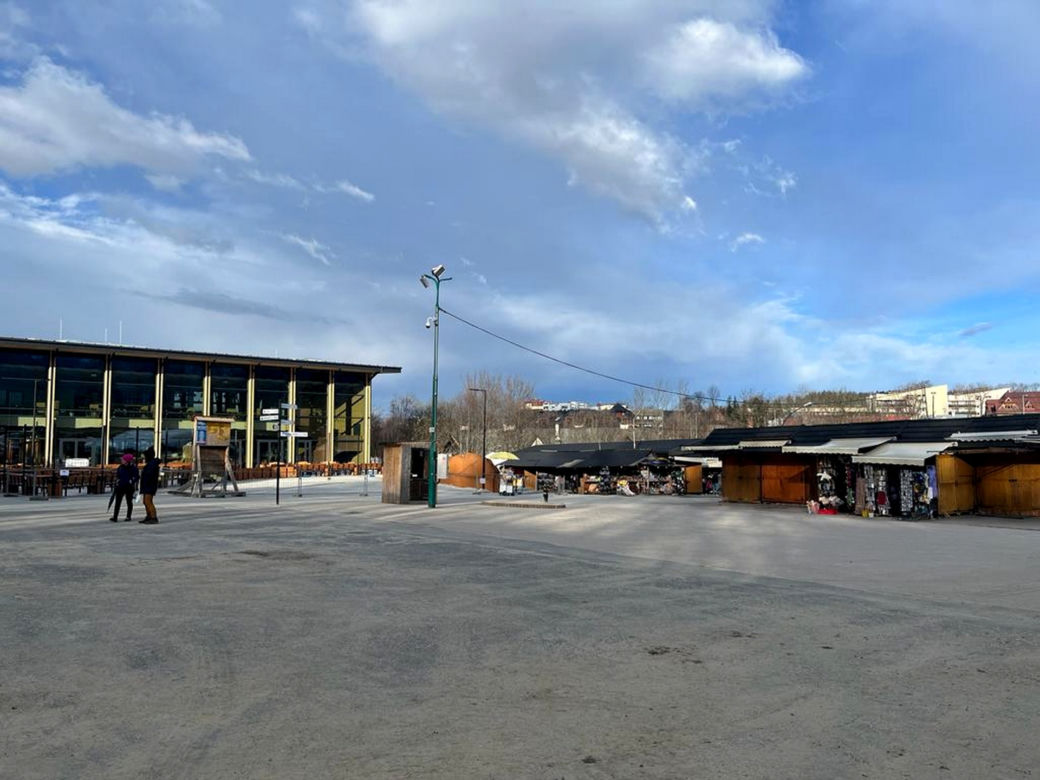 Wymarłe Zakopane przed sezonem. Pustki na Krupówkach i pod Gubałówką