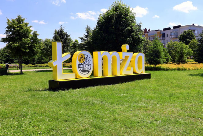 Nowe miejsce do robienia zdjęć gotowe. Podświetlany napis Łomża stanął w Parku Jana Pawła II