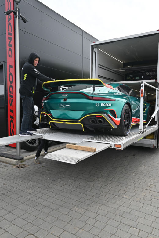 Aston Martin GT3 i GT4 w pracowni w  Ługwałdzie pod Olsztynem