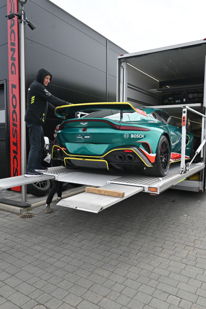 Aston Martin GT3 i GT4 w pracowni w  Ługwałdzie pod Olsztynem