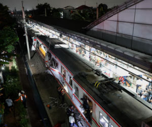 Tragiczne zderzenie pociągów. Ludzie uwięzieni w zmiażdżonych wagonach