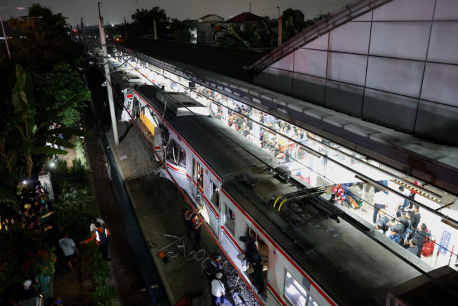Tragiczne zderzenie pociągów. Ludzie uwięzieni w zmiażdżonych wagonach