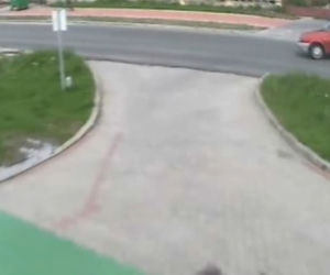 Wypadek w Prudniku - motocyklista uderza w fiata uno