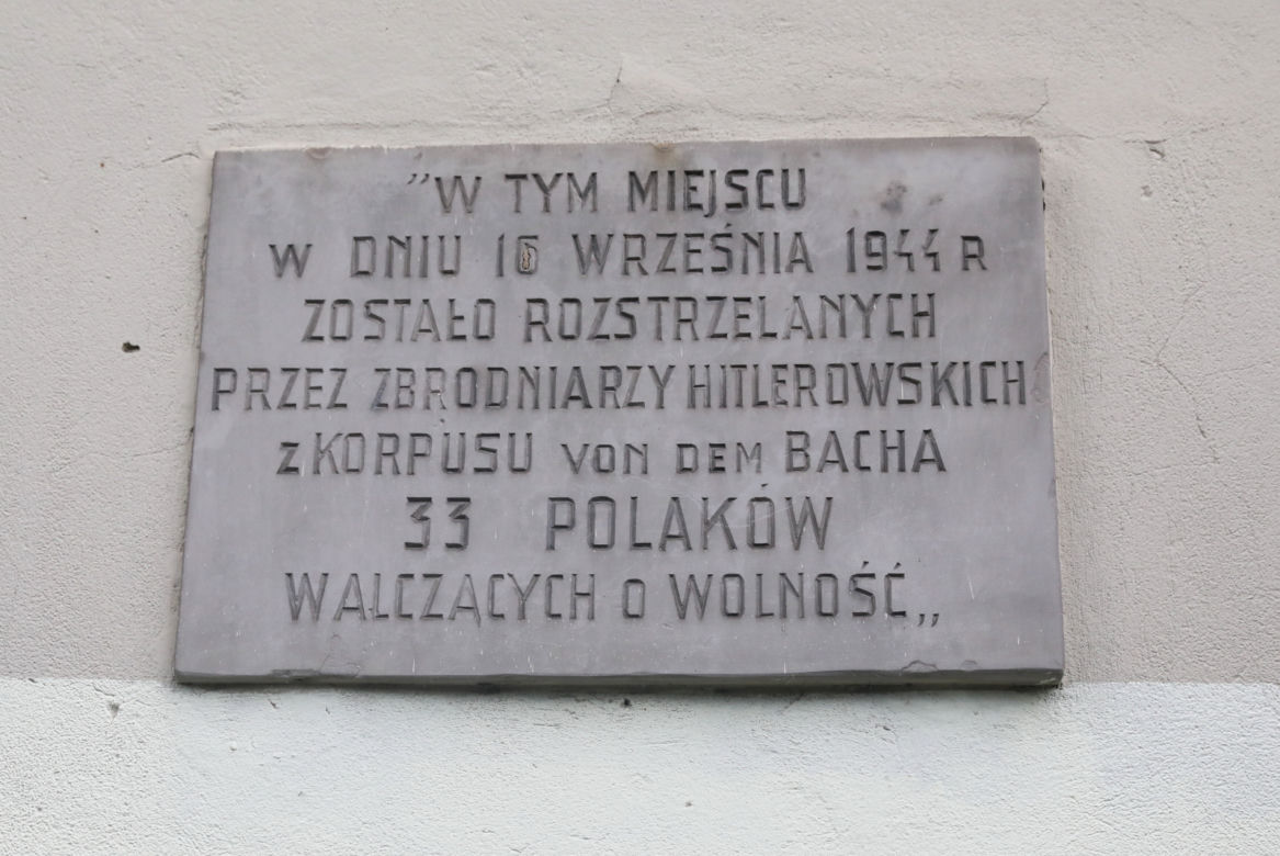 Tablica na budynku przy ul. Bieniewickiej 2B